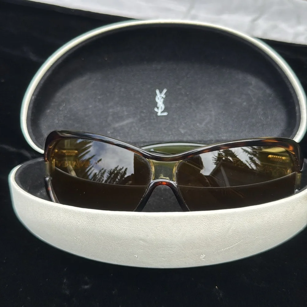 VTG Yves Saint Laurent Tortoise Shell and Gold woman’s Sunglasses with Case - Picture 6 of 8